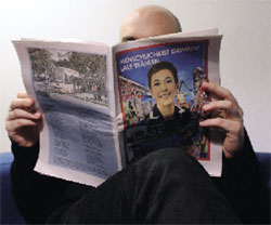 Leser der Wahlkampfzeitung von Lale Akg&uuml;n